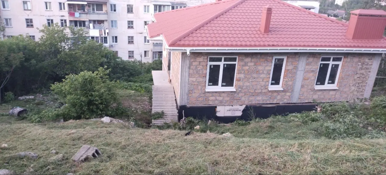 Вид на дом и участок